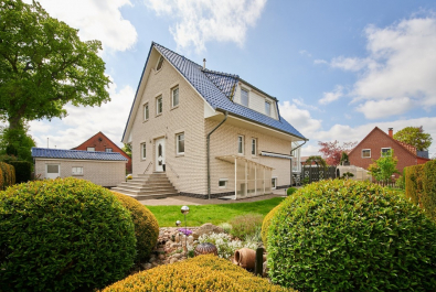 Attraktives Einfamilienhaus zentral in Lilienthal mit Einliegerwohnung und zwei Garagen